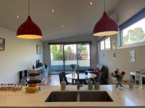 Room in Newport Modern townhouse - Walk to stunning ocean view